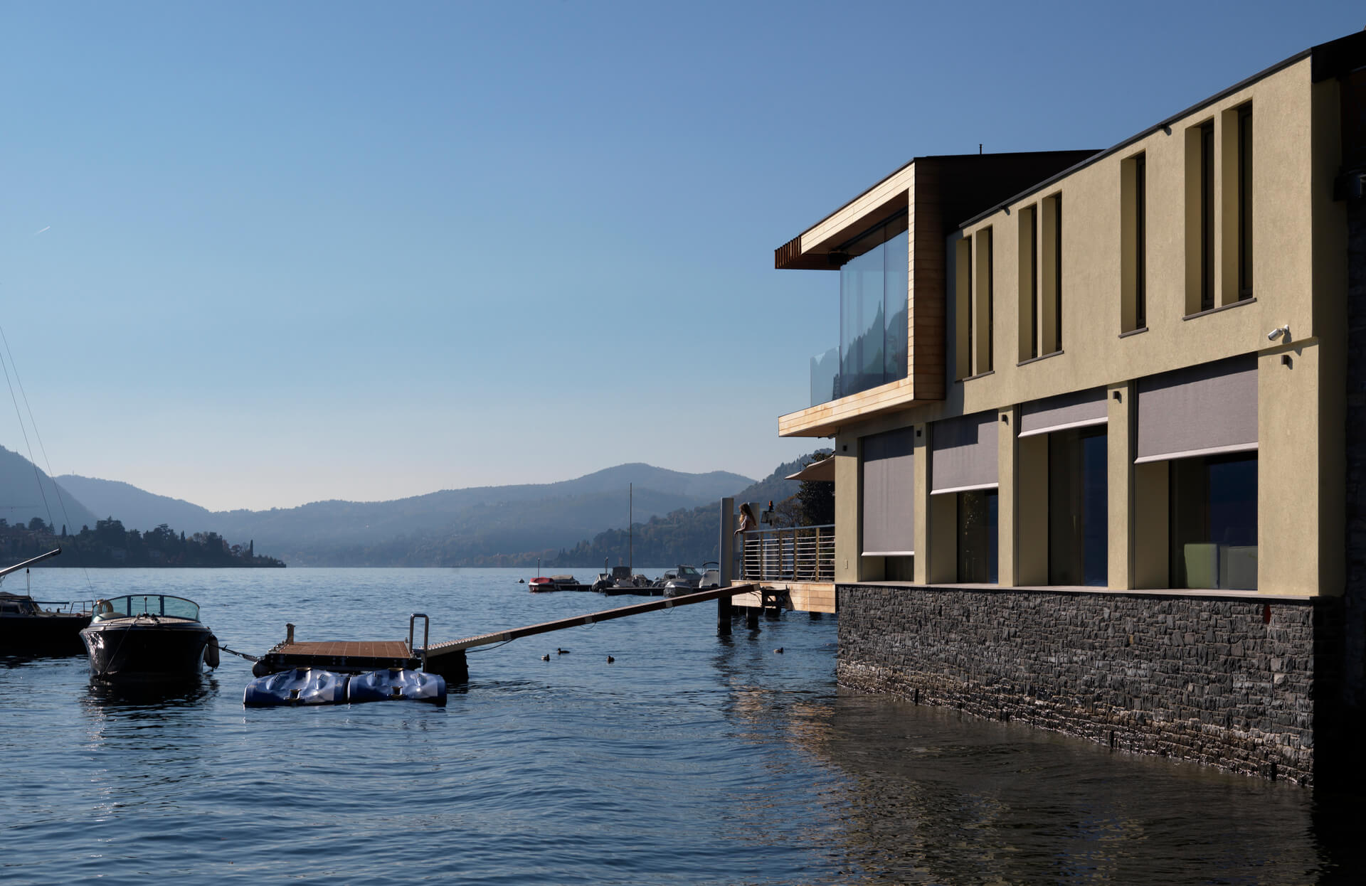 Vista esterna di Acquavilla affacciata sul lago di Como