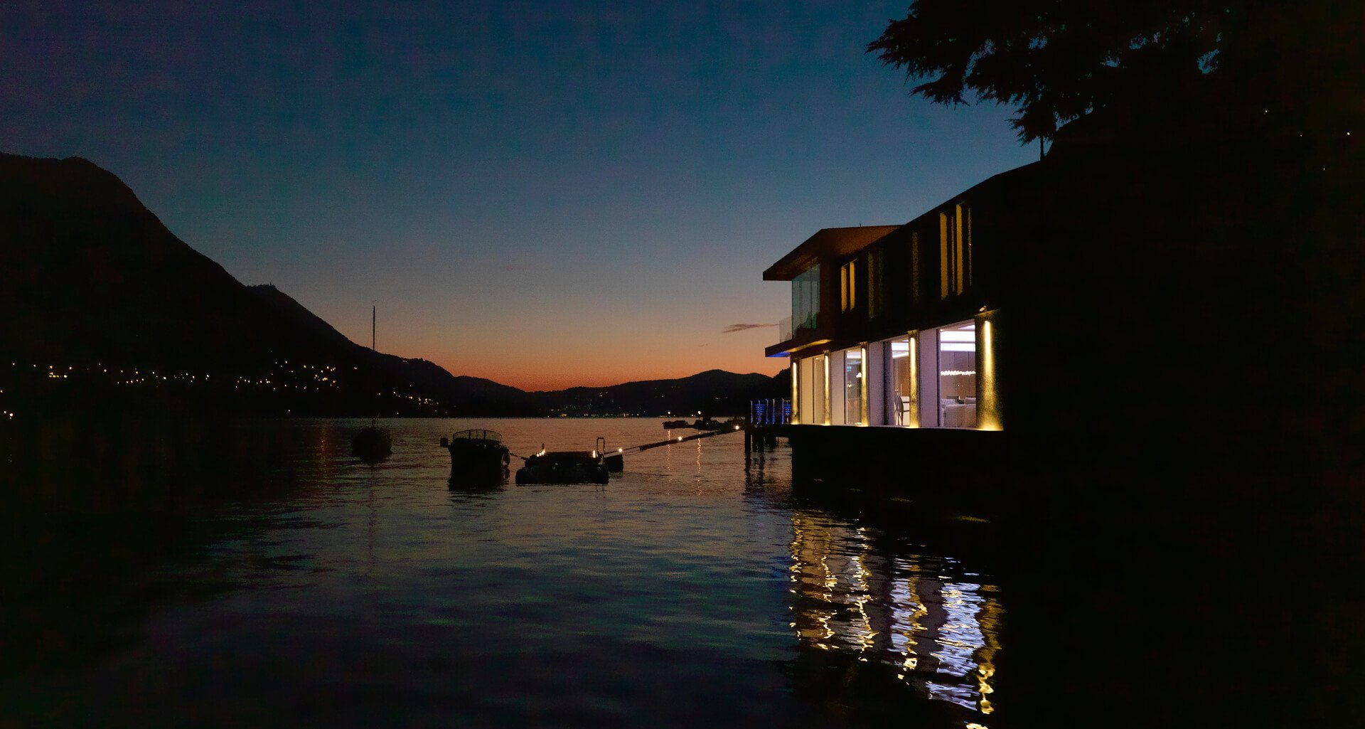 Vista notturna di Acquavilla affacciata sul lago di Como