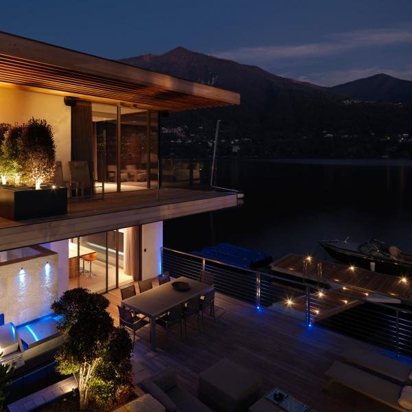 I serramenti di Acquavilla, la villa che si tuffa nel lago di Como