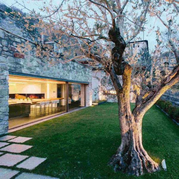 Gli infissi minimali e panoramici della Casa nel Vigneto